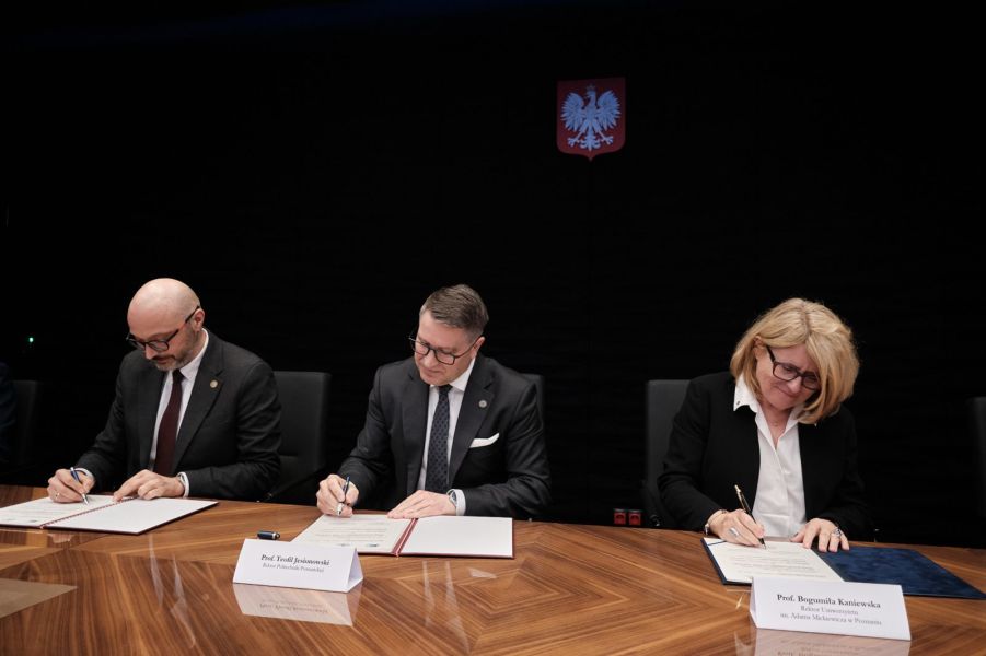 Signing ceremony for the “Iuris VR-AI Lab” project, attended by officials from The National School of Judiciary and Public Prosecution, Poznań University of Technology, and Adam Mickiewicz University, Poznań