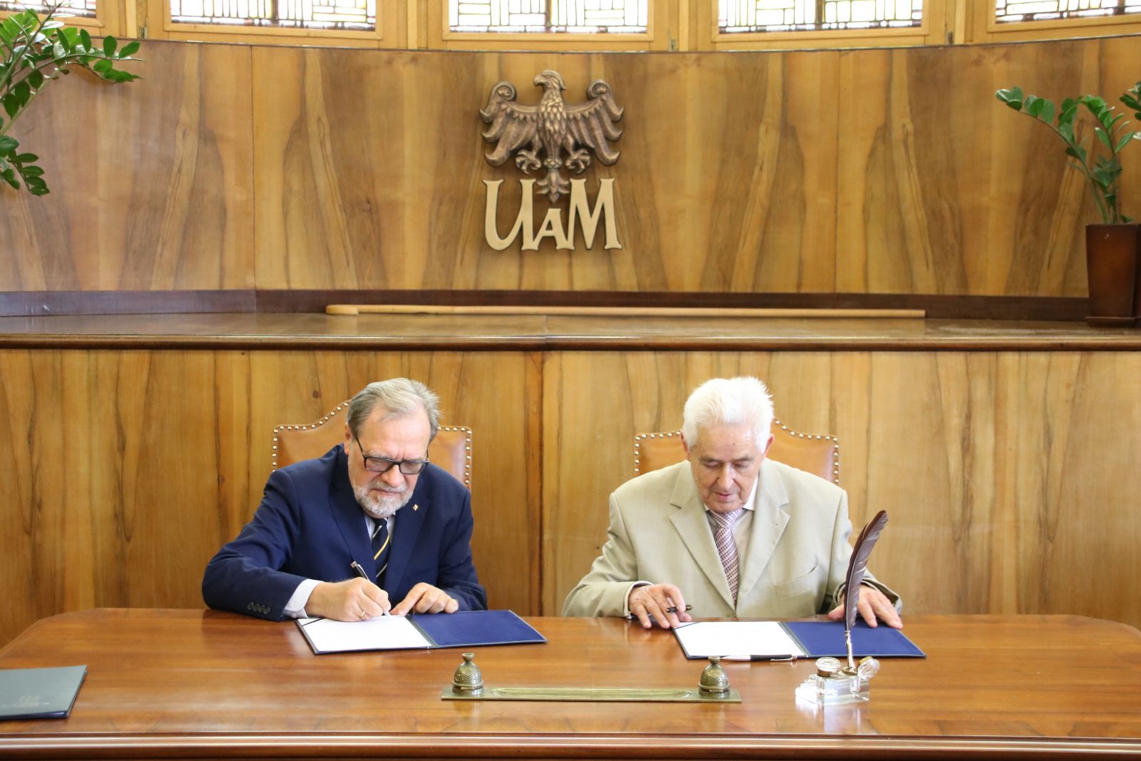 Zdjęcie - podpisywanie porozumienia o kontynuowaniu współpracy
