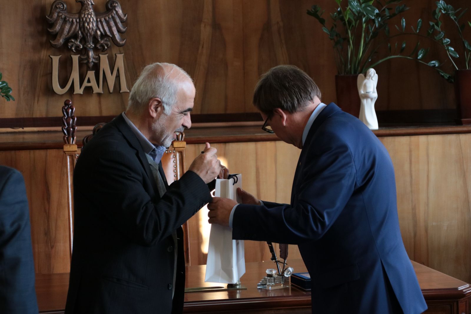 Prof. S. Ahmad Motamedi, Kanclerz Amirkabir University of Technology w Teheranie oraz prof. dr hab. Ryszard Naskręcki, prorektor ds. nauki i spraw międzynarodowych UAM