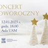 Grafika promująca Koncert Noworoczny UAM. U góry duży napis 'Koncert Noworoczny'. Pod spodem tekst '12.01.2025 r. godz. 18.00 Aula UAM' i logotyp UAM. Po prawej stronie ozdobne choinki wykonane z białego sznurka, ze złotą gwiazdą na czubku.