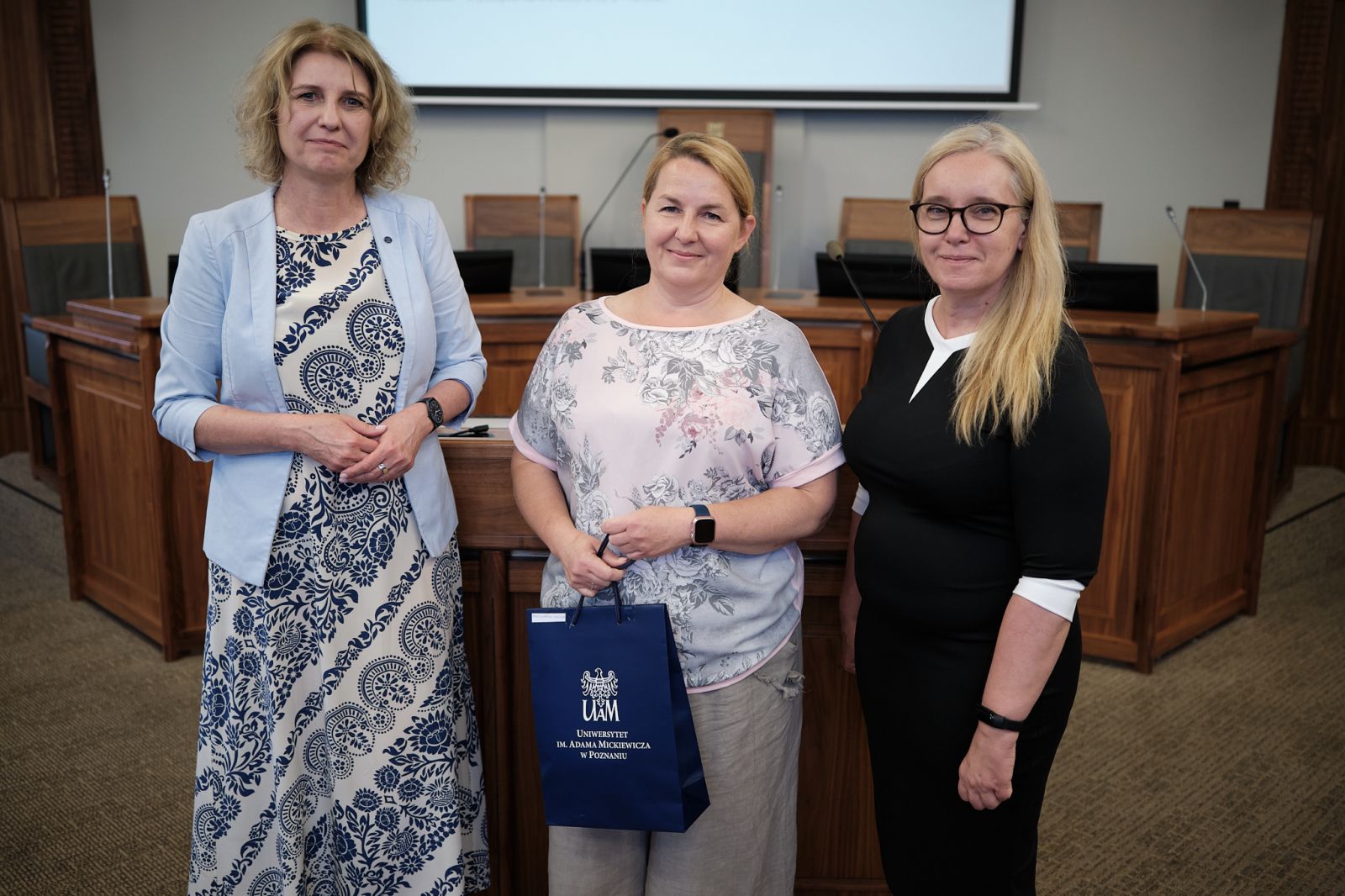Prorektorka UAM prof. Joanna Wójcik i Kierowniczka Biura Karier Dorota Pisula z osobą nagrodzoną.