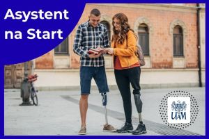 Mężczyzna i kobieta spoglądający wspólnie na wnętrze książki. Oboje mają protezę lewej nogi. W tle budynek z czerwonej cegły.  W lewym górnym rogu napis 