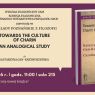 Grafika promująca wykład z cyklu „Wykłady poznańskie z filozofii” pt. „Towards the Culture of Charm. An Analogical Study”, zaplanowany na 30 marca 2026 o godz. 11.00 w sali 215.