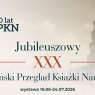 Plakat jubileuszowego, trzydziestego Poznańskiego Przeglądu Książki Naukowej zapowiada wystawę trwającą od 10 czerwca do 24 lipca 2026 roku; na jasnym tle widnieje tytuł wydarzenia oraz subtelny zarys budynku w tle.