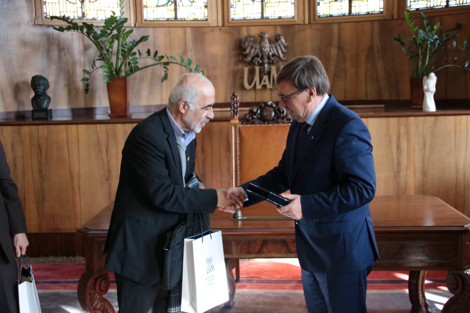 Prof. S. Ahmad Motamedi, Kanclerz Amirkabir University of Technology w Teheranie i prof. dr hab. Ryszard Naskręcki, prorektor ds. nauki i spraw międzynarodowych UAM
