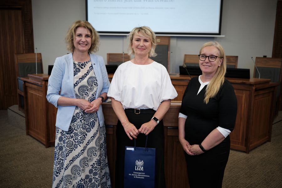 Prorektorka UAM prof. Joanna Wójcik i Kierowniczka Biura Karier Dorota Pisula z osobą nagrodzoną.
