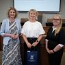 Prorektorka UAM prof. Joanna Wójcik i Kierowniczka Biura Karier Dorota Pisula z osobą nagrodzoną.