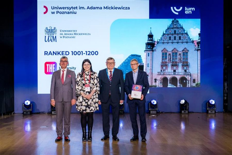 Kanclerz UAM podczas odbioru nagrody