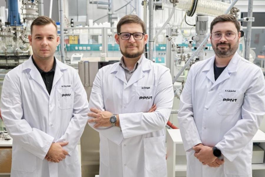 Trójka naukowców w laboratorium