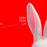 Plakat zapowiadający debatę „Między gestem a generowaniem – sztuka w dobie AI” z cyklu „AI. Algorytmy Iluzji”, która odbędzie się 23 kwietnia 2026 o godz. 18.00 w Sali pod Zegarem. Grafika przedstawia fragment głowy białego królika na czerwonym tle.