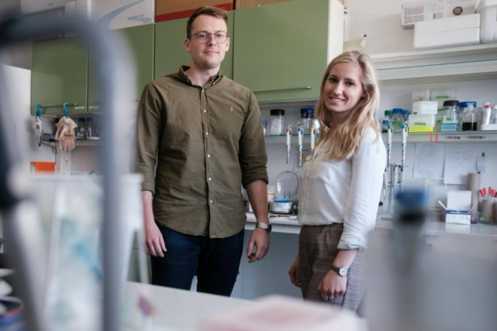 Wojciech Dzięgielewski i dr Maja Szymańska-Lejman w pomieszczeniu laboratoryjnym