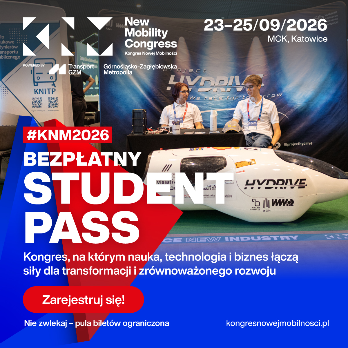 Grafika promująca New Mobility Congress 2026 oferuje bezpłatny „Student Pass” na wydarzenie w Katowicach w dniach 23–25 września 2026; na zdjęciu widać stoisko targowe z dwiema osobami i futurystycznym pojazdem.