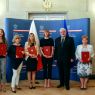 Zdjęcie - nagrodzeni w konkursie wraz z Ministrem Spraw Zagranicznych, fot. B. Marcinkowski/MSZ