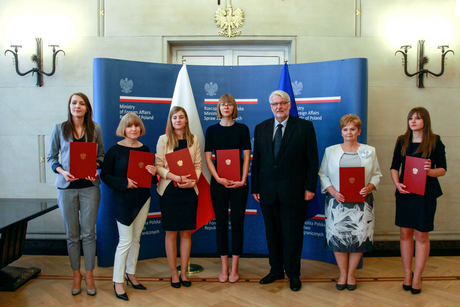 Zdjęcie - nagrodzeni w konkursie wraz z Ministrem Spraw Zagranicznych, fot. B. Marcinkowski/MSZ