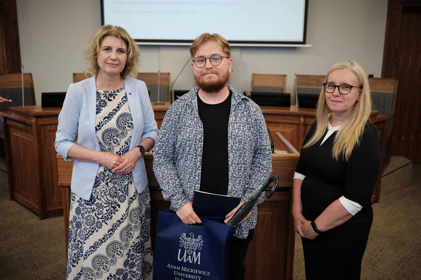 Prorektorka UAM prof. Joanna Wójcik i Kierowniczka Biura Karier Dorota Pisula z osobą nagrodzoną.