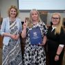 Prorektorka UAM prof. Joanna Wójcik i Kierowniczka Biura Karier Dorota Pisula z osobą nagrodzoną.