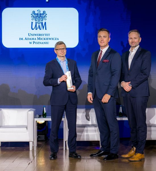 AMU representatives receive awards at the LUMEN 2025 conference.