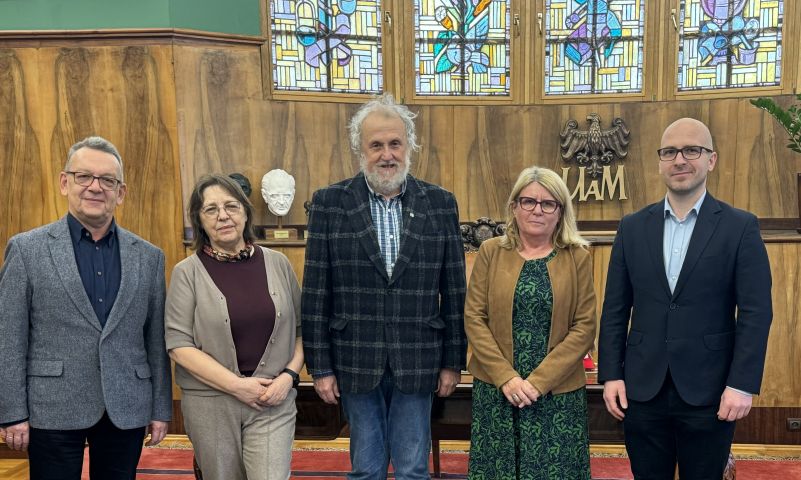 Od lewej: prof. dr hab. Przemysław Wojtaszek (UAM, Prorektor ds. Finansów i Projektów Badawczych), prof. dr hab. Agnieszka Sirko (IBB PAN, Zastępca Dyrektora ds. Naukowych), prof. dr hab. Jarosław Poznański (IBB PAN, Dyrektor), prof. dr hab. Bogumiła Kaniewska (UAM, Rektor), dr hab. Krzysztof Zawierucha (UAM, Wydział Biologii, kierownik Zakładu Taksonomii i Ekologii Zwierząt oraz IBB PAN, kierownik Zakładu Biologii Antarktyki)