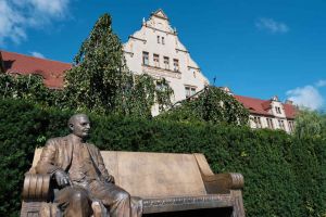 Ławeczka z pomnikiem Heliodora Święcickiego przed Collegium Minus UAM w Poznaniu.