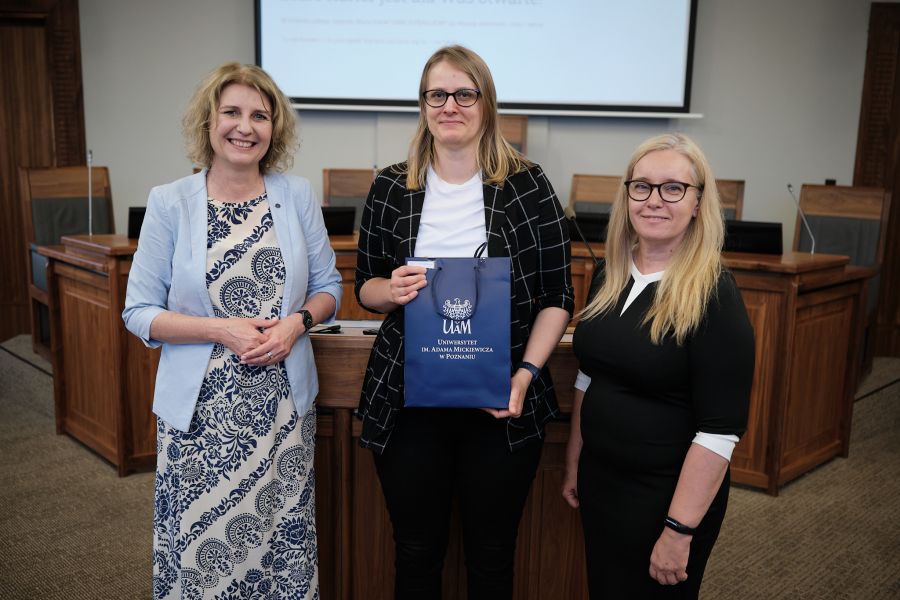 Prorektorka UAM prof. Joanna Wójcik i Kierowniczka Biura Karier Dorota Pisula z osobą nagrodzoną.