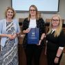 Prorektorka UAM prof. Joanna Wójcik i Kierowniczka Biura Karier Dorota Pisula z osobą nagrodzoną.