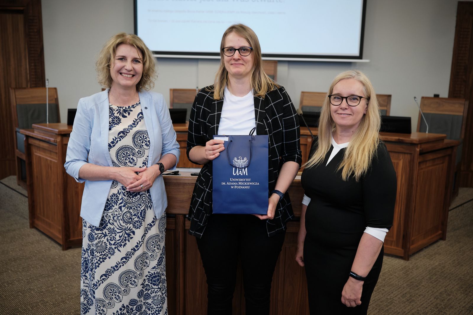 Prorektorka UAM prof. Joanna Wójcik i Kierowniczka Biura Karier Dorota Pisula z osobą nagrodzoną.