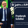 Portret Fryderyka Schillera – mężczyzna w granatowym garniturze i okularach stoi na tle graficznego emblematu. Na grafice widnieje hasło „#jestemzUAM” oraz informacja, że jest absolwentem Wydziału Nauk Geograficznych i Geologicznych UAM.