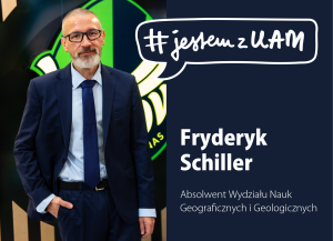 Portret Fryderyka Schillera – mężczyzna w granatowym garniturze i okularach stoi na tle graficznego emblematu. Na grafice widnieje hasło „#jestemzUAM” oraz informacja, że jest absolwentem Wydziału Nauk Geograficznych i Geologicznych UAM.