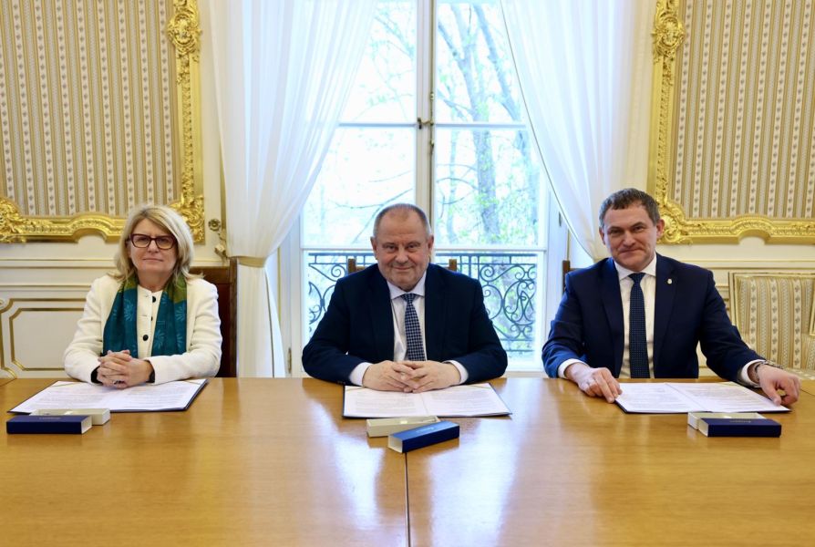 Signing ceremony for a cooperation agreement on the development of doctoral schools between AMU, UW and UJ. The event took place in the Golden Hall on the main UW campus. 