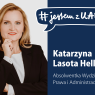 Grafika z hasłem „# jestem z UAM” przedstawia Katarzynę Lasotę Heller, absolwentkę Wydziału Prawa i Administracji, na granatowym tle obok portretu.