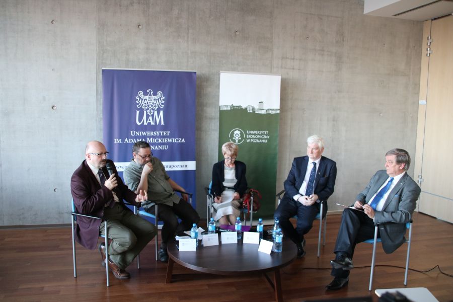 Uczestnicy debaty: prof. Krzysztof Brzechczyn, prof. Roman Kubicki, dr hab. Barbara Pogonowska, prof. Grzegorz Gołembski, dr Krzysztof Gołata