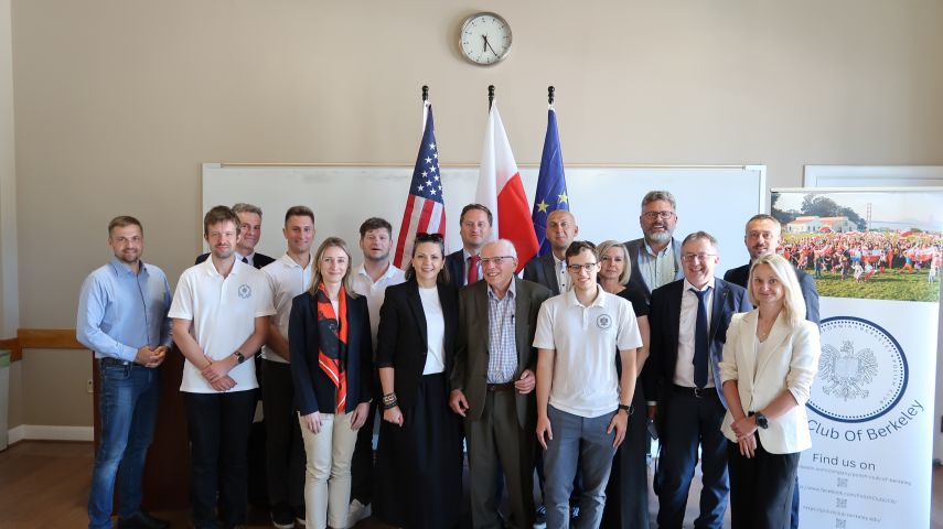 Uczestnicy delegacji, zdjęcie grupowe przed flagami: UE, Polski i USA