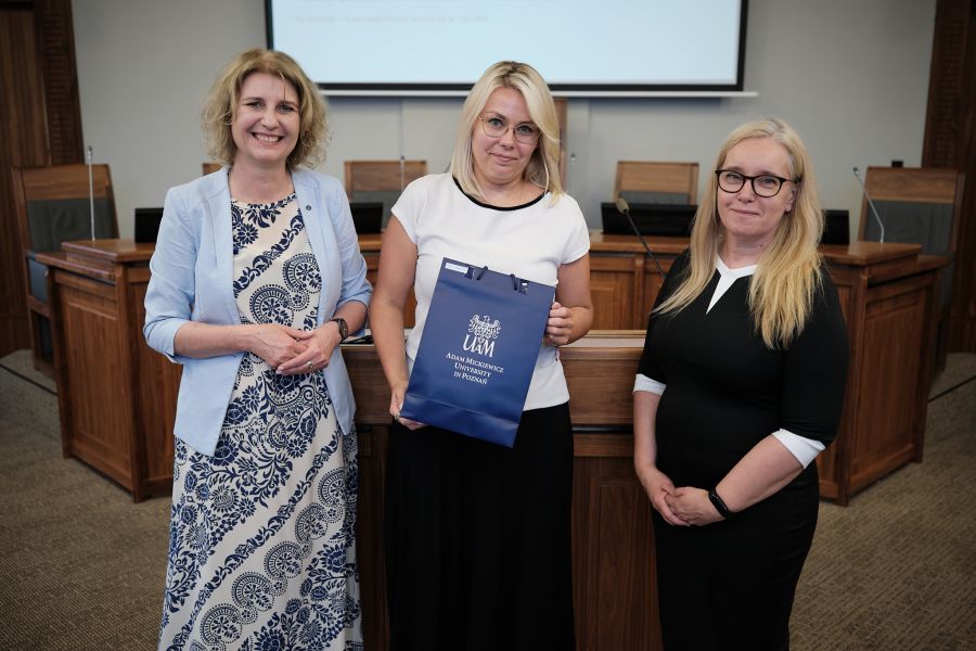 Prorektorka UAM prof. Joanna Wójcik i Kierowniczka Biura Karier Dorota Pisula z osobą nagrodzoną.