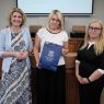 Prorektorka UAM prof. Joanna Wójcik i Kierowniczka Biura Karier Dorota Pisula z osobą nagrodzoną.