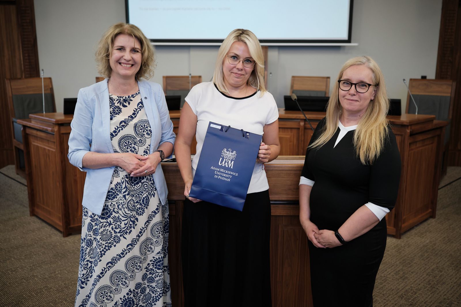 Prorektorka UAM prof. Joanna Wójcik i Kierowniczka Biura Karier Dorota Pisula z osobą nagrodzoną.