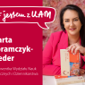 Grafika kampanii #jestemzUAM. Po lewej stronie na czerwonym tle napis: ‘Marta Abramczyk-Weder, absolwentka Wydziału Nauk Politycznych i Dziennikarstwa’. Po prawej stronie zdjęcie kobiety w różowym żakiecie siedzącej przy stole, trzymającej w ręku książkę pt. ‘Turcja. Orient oswojony. Oblicza świata’ na tle ściany z kwiatów.
