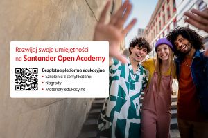 Grafika promująca Santander Open Academy. Po lewej stronie biały prostokąt z czerwonym nagłówkiem ‘Rozwijaj swoje umiejętności na Santander Open Academy’, kodem QR i tekstem: ‘Bezpłatna platforma edukacyjna – szkolenia z certyfikatami, nagrody, materiały edukacyjne’. Po prawej stronie trójka młodych, uśmiechniętych osób obejmujących się i machających do aparatu na tle miejskiej ulicy.