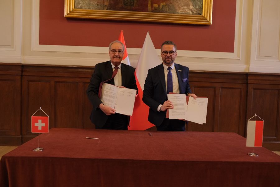 The photo presents the signing ceremony of the Memorandum of Understanding between Poland and Switzerland in the area of research, higher education and innovation