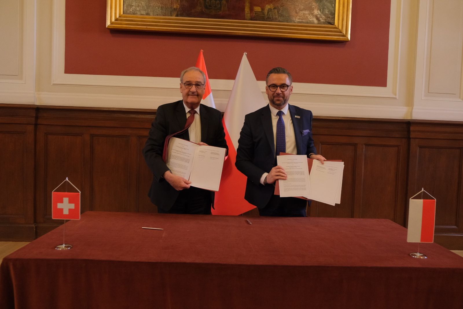 The photo presents the signing ceremony of the Memorandum of Understanding between Poland and Switzerland in the area of research, higher education and innovation