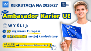 Grafika rekrutacyjna „Ambasador Karier UE” na rok 2026/27. Informacja o wymaganiach: CV w formacie Europass oraz uzasadnienie kandydatury; termin aplikacji do 5 marca 2026 r. Na ilustracji młody mężczyzna trzyma flagę Unii Europejskiej; widoczne logotypy EU Careers i Biura Karier UAM oraz adres e-mail do zgłoszeń.
