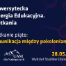 Granatowa grafika informuje o piątym spotkaniu „Uniwersytecka Synergia Edukacyjna” pt. „Komunikacja między pokoleniami”, które odbędzie się 28 maja 2026 na Wydziale Studiów Edukacyjnych.