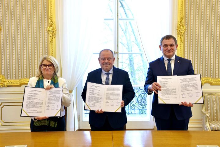 Signing ceremony for a cooperation agreement on the development of doctoral schools between AMU, UW and UJ. The event took place in the Golden Hall on the main UW campus. 