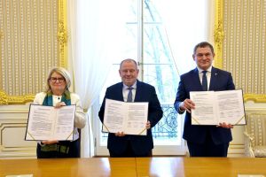 Signing ceremony for a cooperation agreement on the development of doctoral schools between AMU, UW and UJ. The event took place in the Golden Hall on the main UW campus. 