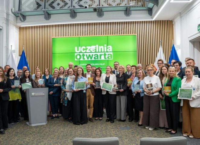 The awards ceremony for the ‘Uczelnia Otwarta 2025’ ranking. The ceremony was held in Warsaw at the Ministry of Education and Higher Education. The photo depicts the winners. 