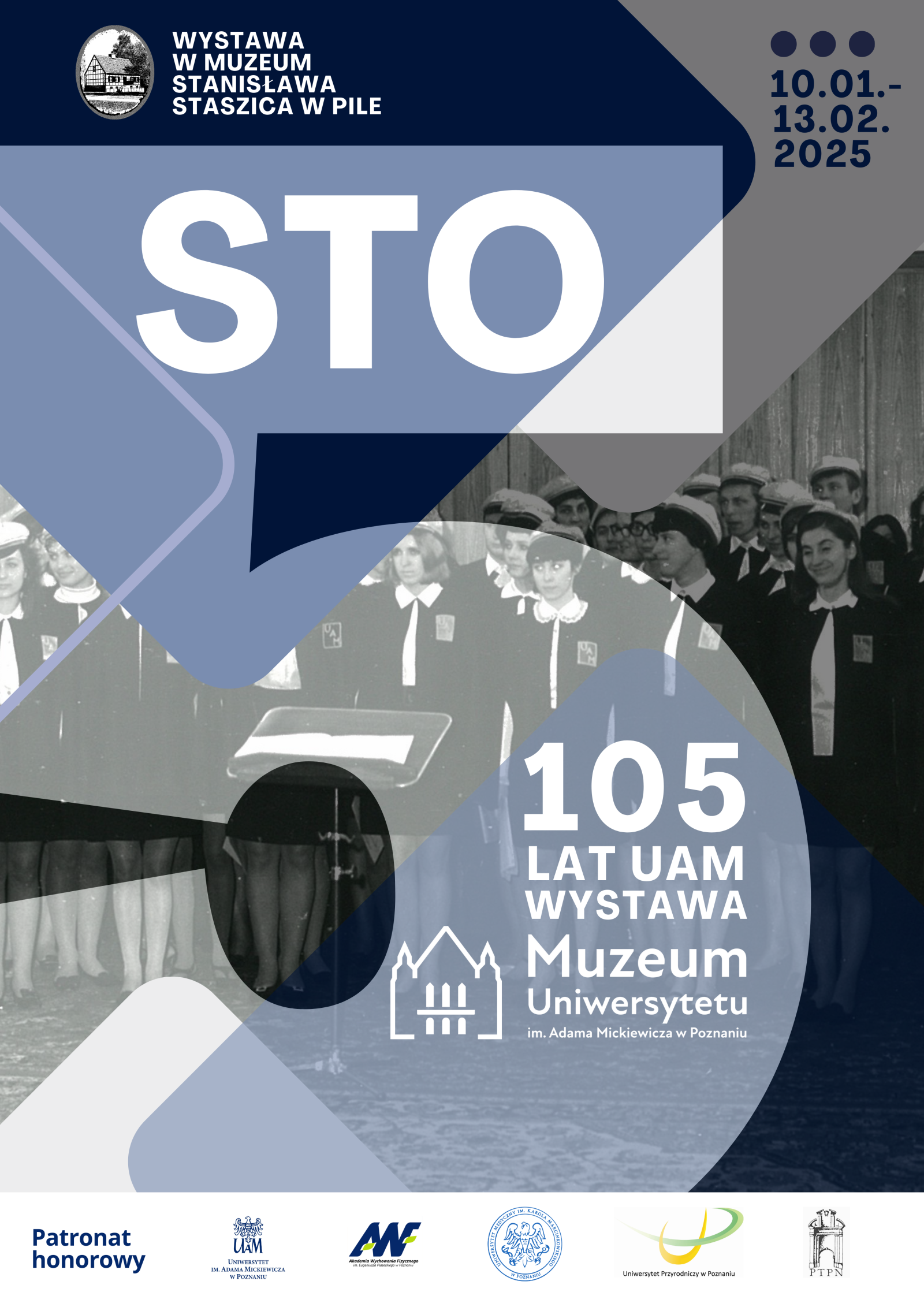 Plakat wystawy z okazji 105-lecia Uniwersytetu im. Adama Mickiewicza w Poznaniu, organizowanej w Muzeum Stanisława Staszica w Pile (10.01–13.02.2025). Na tle odcieni granatu i szarości widoczny jest duży napis „STO” oraz czarno-białe zdjęcie grupy młodych osób w strojach formalnych. Na dole logotypy organizatorów i patronów honorowych.