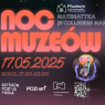Plakat promujący Noc Muzeów 2025 w Muzeum Uniwersytetu im. Adama Mickiewicza w Poznaniu pod hasłem „Matematyka w Collegium Maius”. Wydarzenie odbędzie się 17 maja w godzinach 17:00–23:00.