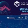 Grafika promująca Europejskie Targi Nauki z hasłem „Nauka łączy, pomysły rozwijają”, zapowiadająca wydarzenie w Poznaniu w dniach 26–29 maja 2026, z futurystyczną ilustracją kuli i fal na ciemnym tle oraz logotypami organizatorów i partnera merytorycznego.