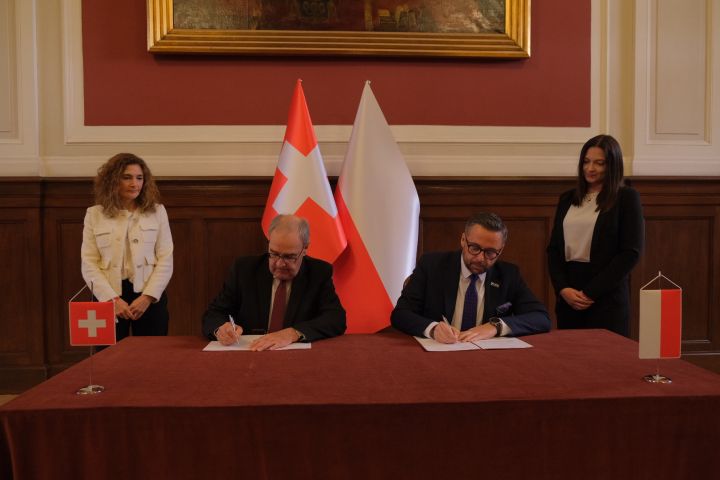 The photo presents the signing ceremony of the Memorandum of Understanding between Poland and Switzerland in the area of research, higher education and innovation