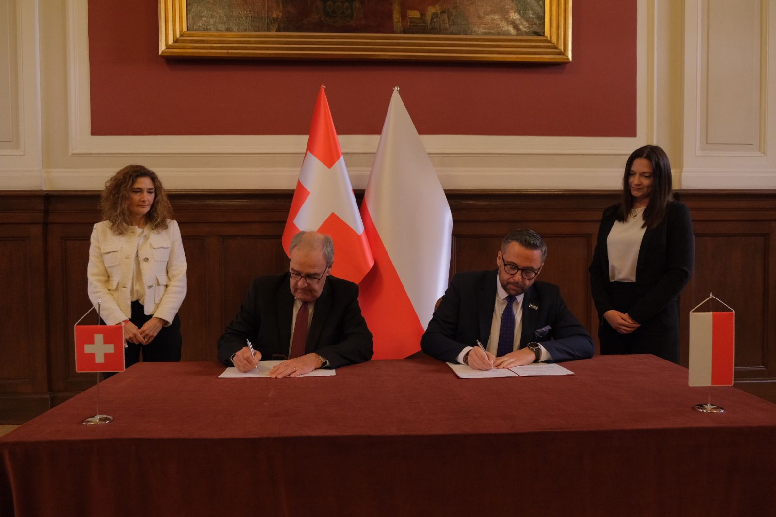 The photo presents the signing ceremony of the Memorandum of Understanding between Poland and Switzerland in the area of research, higher education and innovation
