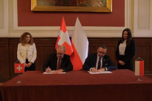The photo presents the signing ceremony of the Memorandum of Understanding between Poland and Switzerland in the area of research, higher education and innovation